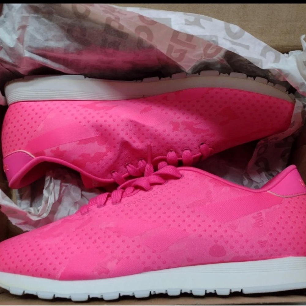 Women’s classic Reebok pink